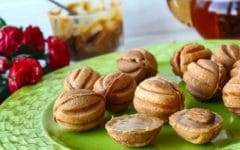 Орешки со сгущенкой: классический рецепт в орешнице