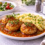Тефтели из куриного фарша и риса в томатном соусе в кастрюле